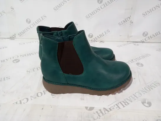 GREEN LEATHER BOOTS SIZE 38