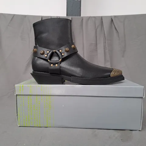 BOXED PAIR OF KOI SOUL RENDER COWBOY BOOTS IN BLACK/BRONZE EFFECT UK SIZE 7