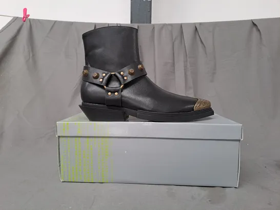 BOXED PAIR OF KOI SOUL RENDER COWBOY BOOTS IN BLACK/BRONZE EFFECT UK SIZE 7