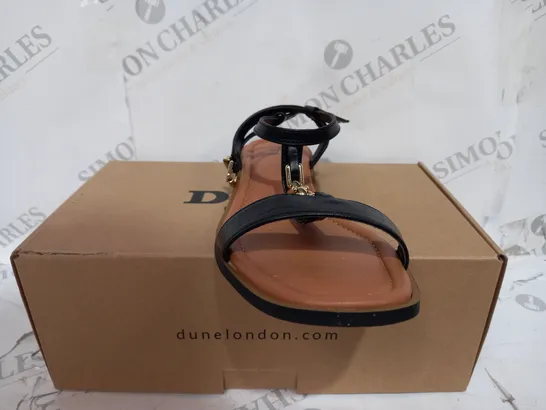 BOXED DUNE LONDON FLAT SANDALS IN BLACK - SIZE 7