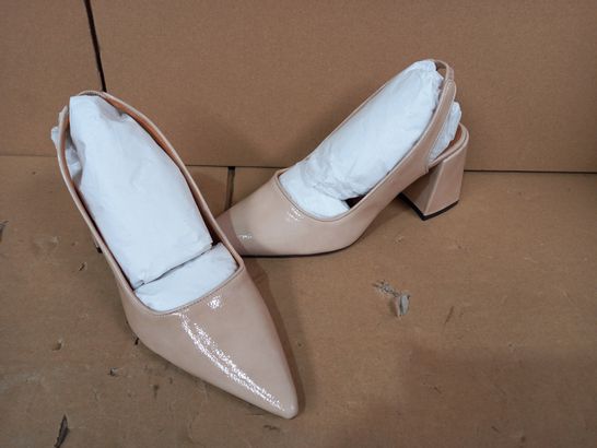 BOXED PAIR OF DESIGNER WOMENS HEELS IN BEIGE EU SIZE 37