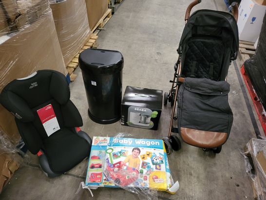 PALLET OF A LARGE NUMBER OF ASSORTED BABY ITEMS TO INCLUDE ICKLE BUBOO PUSH CHAIR, BEABA BABYCOOK NEO AND BRITAX ROMER ADVENTURE CAR SEAT