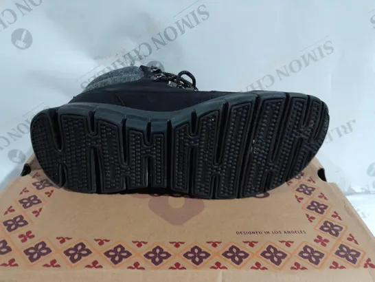 BOXED PAIR OF SKECHERS SYNERGY WARM BOOTS IN BLACK - SIZE 5