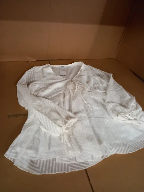 WHITE PATTERENED SUMMER SHIRT SIZE UNSPECIFIED