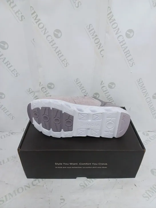 BOXED VIONIC WHITE TRAINERS SIZE 6