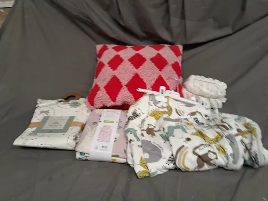 LARGE BOX OF ASSORTED ITEMS TO INCLUDE BABY SLEEPING BAG, CUSHIONS AND WASH CLOTHS