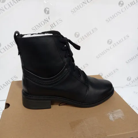 BOXED PAIR OF CLARKS BOOTS IN BLACK LEATHER - SIZE 7 