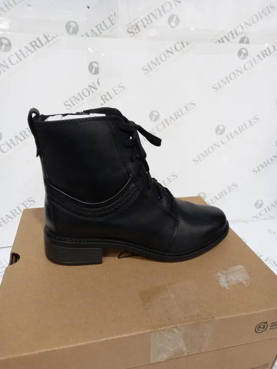 BOXED PAIR OF CLARKS BOOTS IN BLACK LEATHER - SIZE 7 