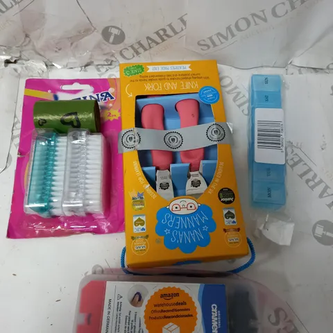 LOT OF ASSORTED ITEMS TO INCLUDE - CHILDREN'S CUTLERY / NAIL BRUSH / PILL BOX 