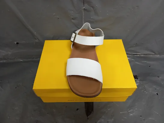 BOXED STRIVE WHITE LEATHER CARA SANDALS SIZE 7