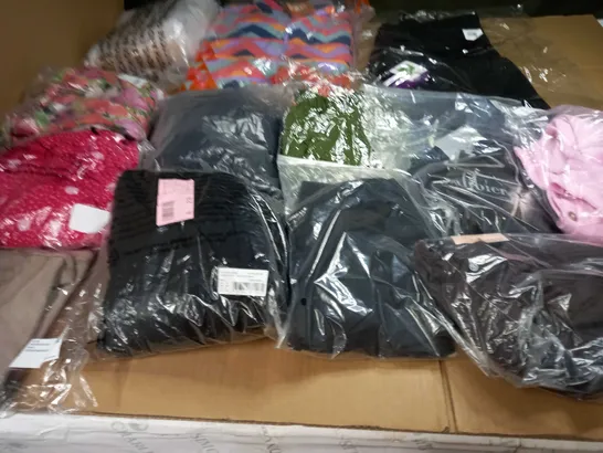 LOT OF APPROX 25 ASSORTED CLOTHING ITEMS VARYING IN SIZE/COLOUR/STYLE TO INCLUDE: TROUSERS, TOPS, DRESSES