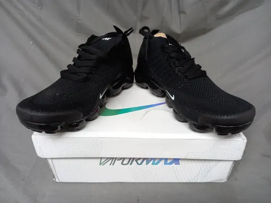 BOXED PAIR OF NIKE AIR VAPORMAX FLYKNIT SHOES IN BLACK UK SIZE 7.5