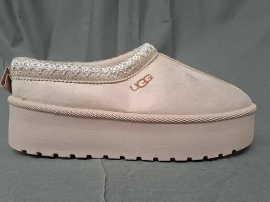 BOXED PAIR OF UGG PLATFORM SHOES IN BEIGE EU SIZE 40