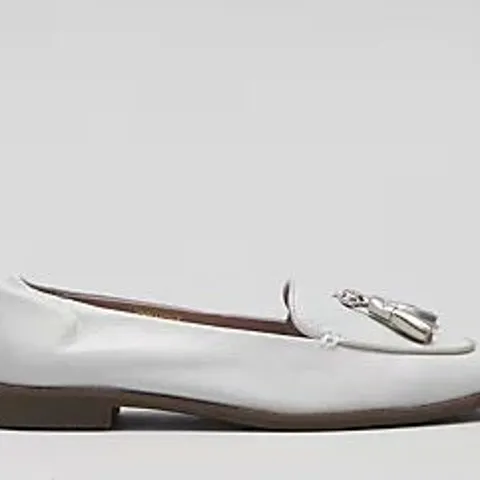 MODA IN PELLE EMMAROSE LOAFER OFF WHITE SIZE 7