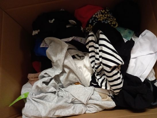 LOT OF APPROX 25 ASSORTED ITEMS OF CLOTHING IN VARYING STYLE'S/SIZES/COLOURS TO INCLUDE: TROUSERS, TOPS, DRESSES