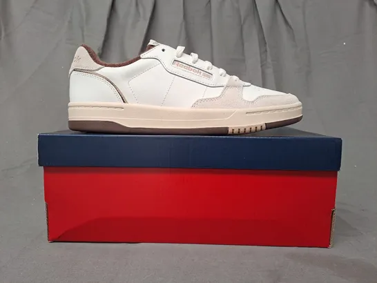 BOXED PAIR OF REEBOK PHASE COURT SHOES IN CREAM UK SIZE 7.5