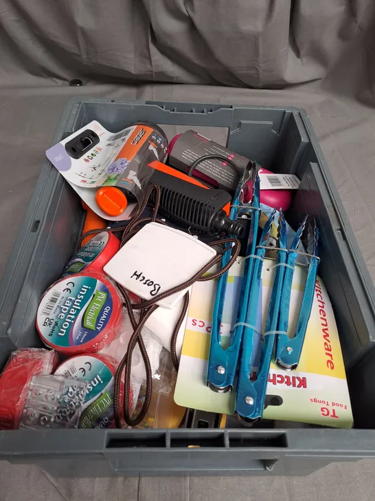 TOTE OF APPROX 20 HOUSEHOLD ITEMS TOO INCLUDE HOSES , DOG ACCESSORIES , KITCHENWARE 