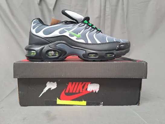 BOXED PAIR OF NIKE AIR SHOES IN GREY/GREEN UK SIZE 8.5