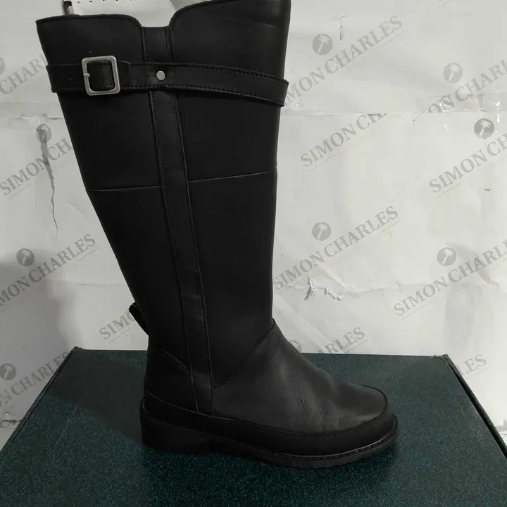 BLACK LEATHER KNEE-HIGH BOOTS, UK SIZE 5 4506906-Simon Charles Auctioneers