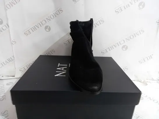 BOXED NATURALIZER GINA ANKLE BOOTS IN BLACK - SIZE 6