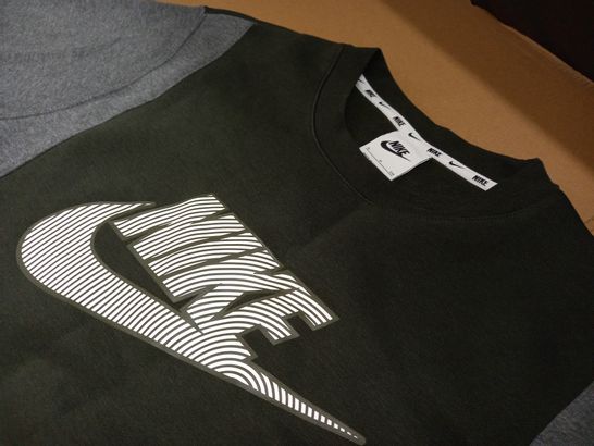 NIKE CREW NECK JUMPER IN GREEN/GREY - S