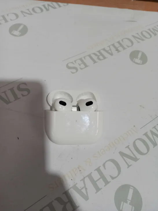 APPLE AIRPODS 3RD GEN WITH LIGHTNING CHARGING CASE