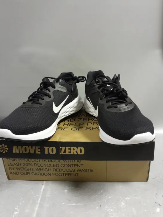 BOXED PAIR OF NIKE REVOLUTION 6 BLACK/WHITE RUNNING TRAINERS - 9.5