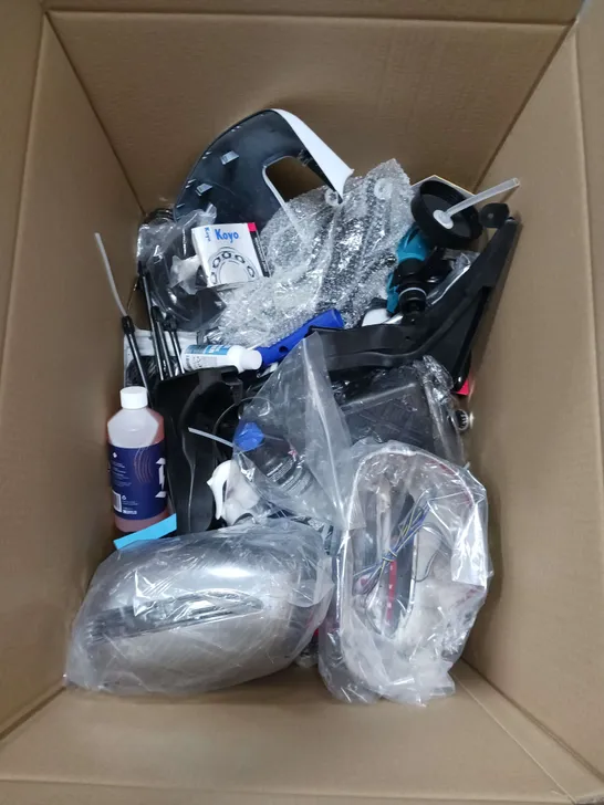 BOX OF APPROXIMATELY 20 ASSORTED CAR ITEMS TO INCLUDE - WING MIRROR COVERS - SPRAY GUN - AIR FRESHENER / COLLECTION ONLY  