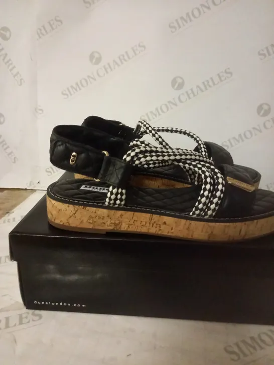 BLACK LEATHER PLATFORM SANDAL SIZE 7