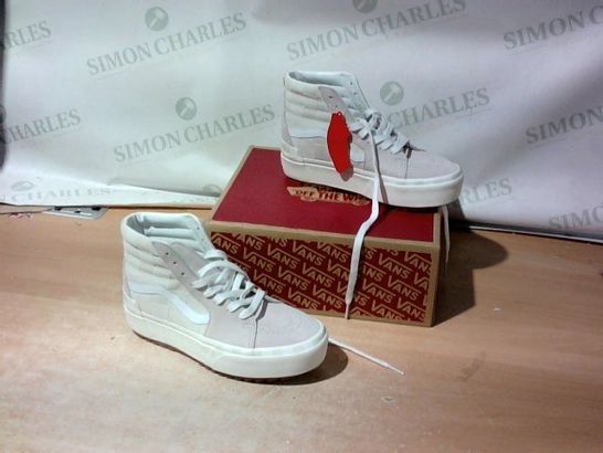 BOXED PAIR OF VANS OF THE WALL SIZE 6.5