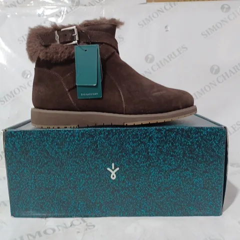 BOXED PAIR OF EMU AUSTRAILA MERAK SUEDE BOOTS IN ESPRESSO - UK SIZE 6