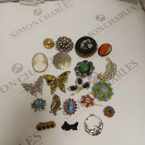 APPROXIMATELY 20 ASSORTED BROOCHES IN VARYING SIZES & DESIGNS 