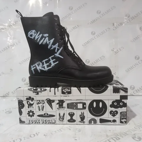 BRAND NEW BOXED PAIR OF KOI THE STATEMENT ANIMAL FREE VEGAN LEATHER MEN'S MILITARY BOOTS IN BLACK UK SIZE 9