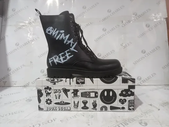 BRAND NEW BOXED PAIR OF KOI THE STATEMENT ANIMAL FREE VEGAN LEATHER MEN'S MILITARY BOOTS IN BLACK UK SIZE 9