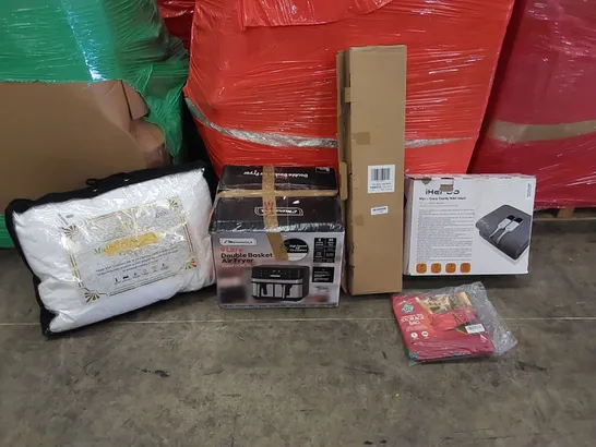 PALLET OF ASSORTED ITEMS INCLUDING: AIR FRYER, ELECTRIC BLANKET, PILLOWS, CHRISTMAS STORAGE BAG, OUTDOOR CHRISTMAS DECORATIONS 