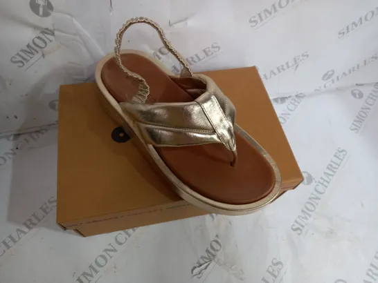 BOXED ADESSO LEATHER PLATFORM SANDAL IN GOLD SIZE 7