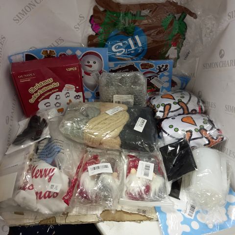 BOX OF APPROX 20 ASSORTED ITEMS TO INCLUDE CHRISTMAS DECORATIONS, CHRISTMAS COOKIE CUTTERS, ASSORTED CHRISTMAS STICKERS