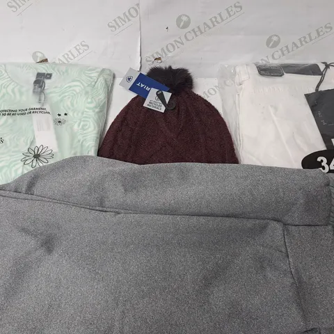 BOX OF APPROXIMATELY 25 ASSORTED CLOTHING ITEMS TO INCUDE - BEANIE, JEANS , TROUSER , JACKET, ETC