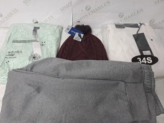 BOX OF APPROXIMATELY 25 ASSORTED CLOTHING ITEMS TO INCUDE - BEANIE, JEANS , TROUSER , JACKET, ETC