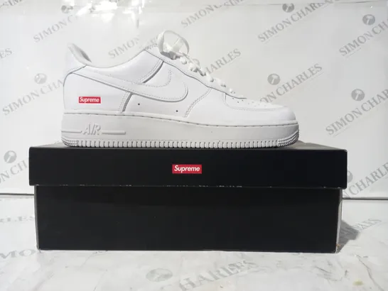 BOXED PAIR OF NIKE AIR FORCE 1 LOW SP SHOES IN WHITE UK SIZE 8.5