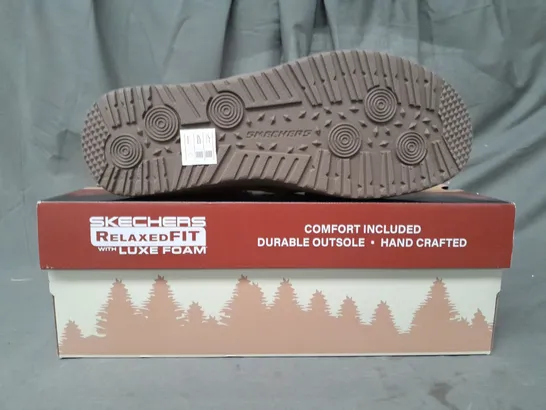 BOXED PAIR OF SKECHERS RELAXED FIT SLIPPERS IN TAN UK SIZE 8