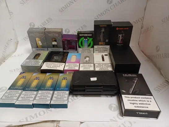 BOX OF APPROXIMATELY 30 E-CIGARETTE PRODUCTS TO INCLUDE VAPORESSO XROS3, VOOPOO DRAG S, GEEKVAPE OBELISK 54 ETC