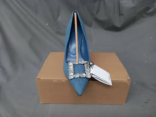 BOXED PAIR OF MNG POINTED TOE HEELS IN DENIM BLUE W. JEWEL EFFECT DETAIL UK SIZE 7