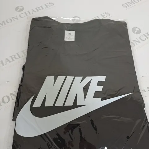 SMALL BLACK NIKE TEE 