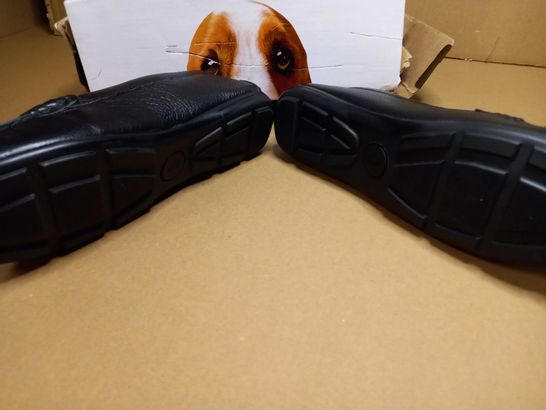 BOXED PAIR OF HUSH PUPPIES BLACK PUMPS - SIZE 7