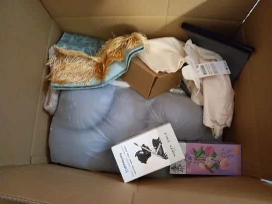 BOX OF APPROXIMATELY 20 ASSORTED ITEMS TO INCLUDE VEGETABLE CHOPPER, COOK & BAKER CREAM WHIPPER DISPENSER, OE 200 WARM LED SOLAR FAIRY LIGHTS, ETC