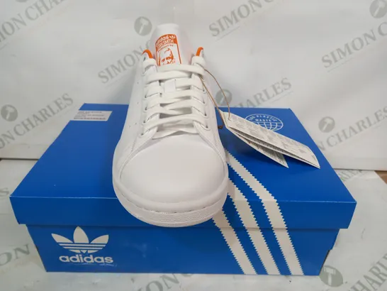 BOXED PAIR OF ADIDAS STAN SMITH OG SHOES IN WHITE/ORANGE/GREEN UK SIZE 6