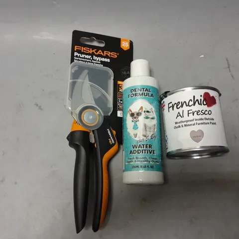 APPROXIMATELY 12 ASSORTED HOUSEHOLD ITEMS TO INCLUDE FISKARS PRUNER, DENTAL FORMULA WATER ADDITIVE, WATERPROOF PAINT, ETC - COLLECTION ONLY