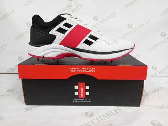 BOXED PAIR OF GRAY-NICOLLS SPIKE CRICKET TRAINERS IN WHITE/BLACK/RED UK SIZE 11