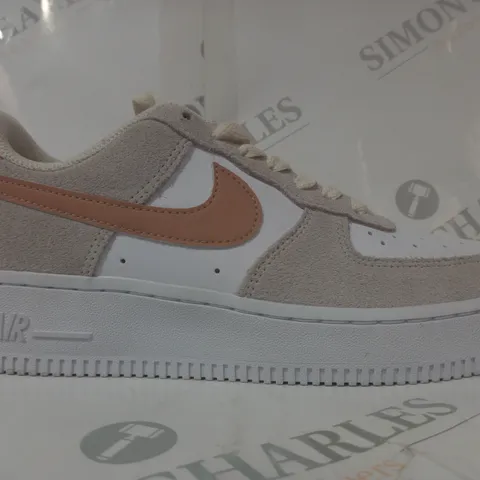 BOXED PAIR OF NIKE AIR FORCE 1 '07 SHOES IN WHITE/CLAY UK SIZE 4.5